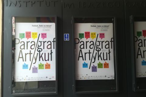 Plakaty festiwalu na Rynku we Wroclawiu, w Instytucje Grotowskiego