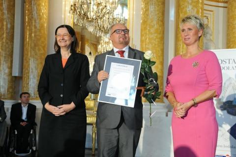 Fot. Piotr Bławicki, prof. Irena Lipowicz wręcza nagrodę za zajęcie II miejsca i srebrny medal w kategorii “Lodołamacz – Instytucja”