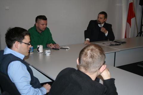 na zdjęciu Bartłomiej Skrzyński, Jarosław Zbieranek i uczestnicy spotkania