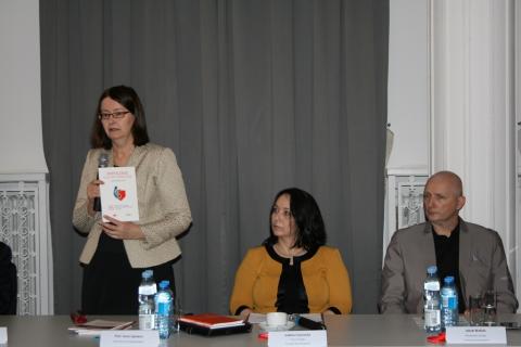 na zdjęciu prof. Irena Lipowicz podczas przemówienia 
