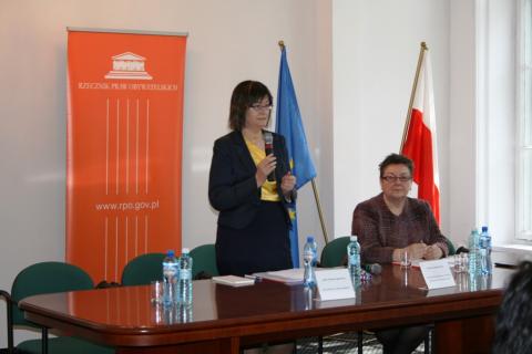 Na zdjęciu przemawia prof. Irena Lipowicz, przy stole prezydialnym siedzi Barbara Imiołczyk - Główny Koordynator ds. Komisji Ekspertów i Rad Społecznych