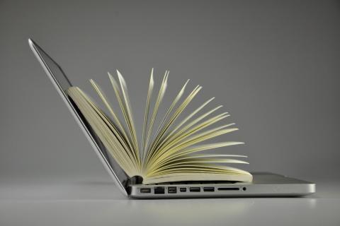 Laptop i książka