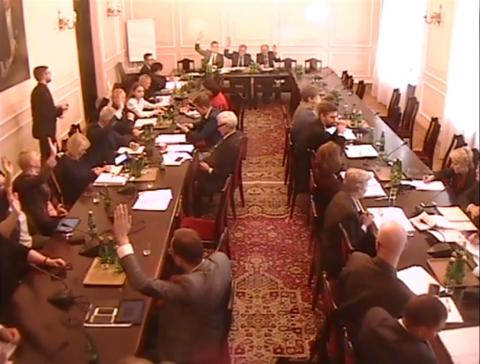 Komisja sejmowa, posłowie podnoszą rękę w głosowaniu