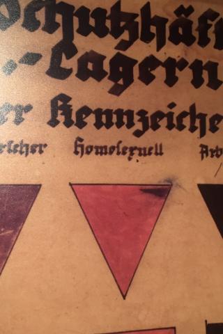 Niemiecki napis gotycką czcionką i różowy trójkąt