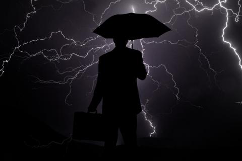Mężczyzna z parasolem, burza