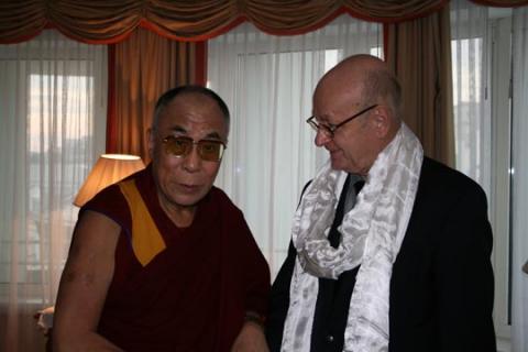 Dwaj mężczyźni z tybetańskimi symbolami
