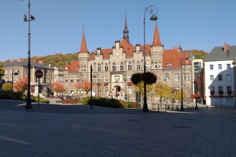 strzelista budowla budynku ratusza w Wałbrzychu w słoneczny dzień
