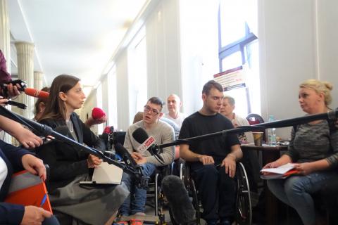 Osoby na korytarzu w Sejmie podczas protestu rodziców dorosłych osób niepełnosprawnych