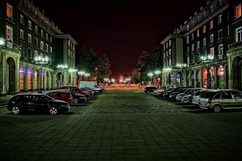 Samochody zaparkowane w polskim mieście (Nowa Huta)