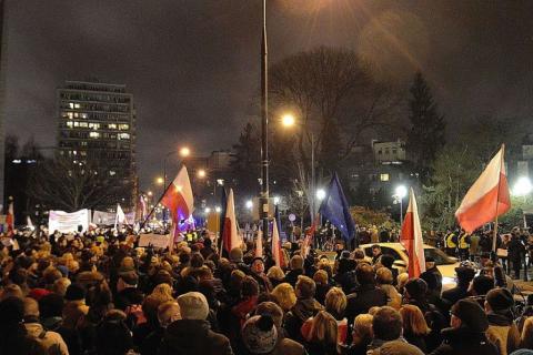 Ludzie z flagami przed Sejmem