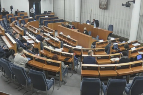 zdjęcie sali senatu, gdzie zebrała się komisja   