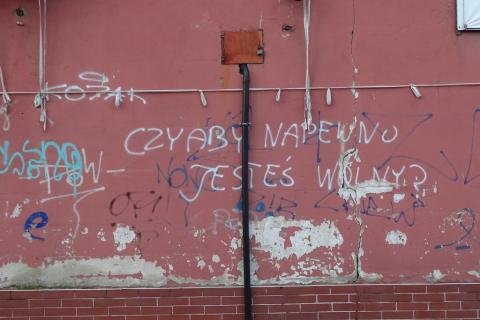 Napis na murze "Czy na pewno jesteś wolny: