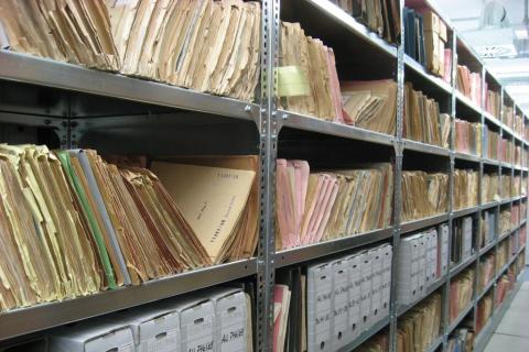 Półki archiwum z dokumentami