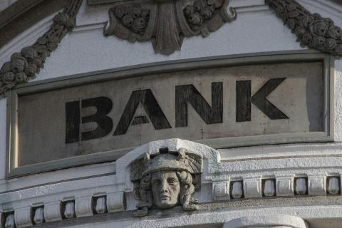 Budynek z napisem "bank"