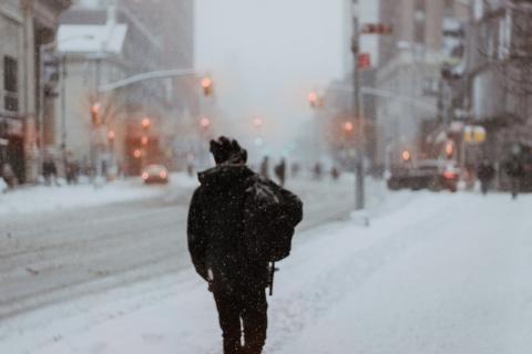 Samotny mężczyzna w mieście zimą