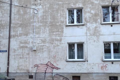 Blok mieszkalny z grafitti na ścianie