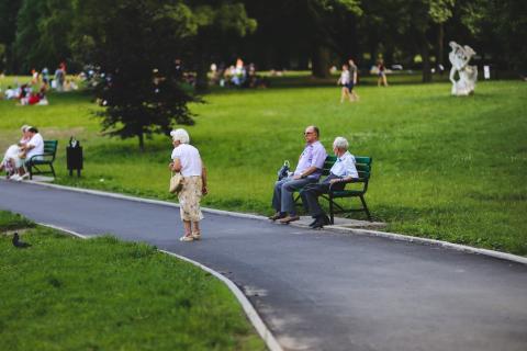 Starsze osoby w parku