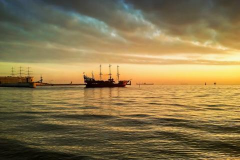 Statki na redzie w Gdyni o zachodzie słońca