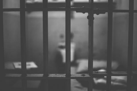 zdjęcie celi więziennej przez kraty