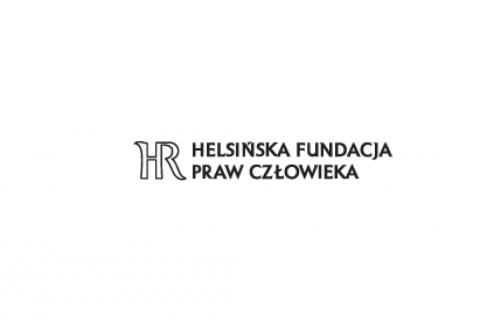 Czarne litery na białym tle: logo Helsińskiej Fundacji Praw Człowieka