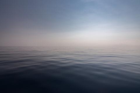 morski horyzont z niewidoczną granicą między wodą a powietrzem