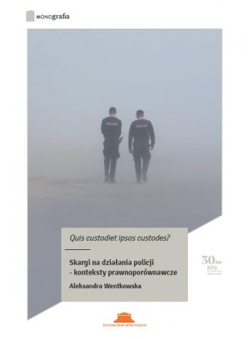 grafika: we mgle widać idących przed siebie dwóch policjantów