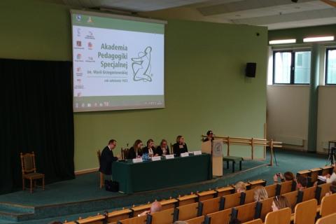 Panel, cztery kobiety i mężczyzna, tłumaczka języka migowego