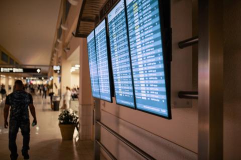 Zdjęcie tablicy przylotów i odlotów na lotnisku  