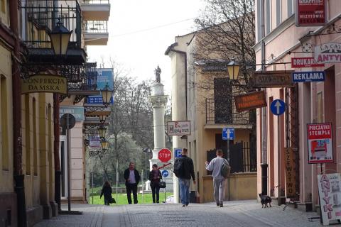 Ludzie idą ulicą