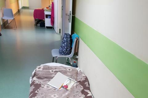Łóżko pacjenta na szpitalnym korytarzu (ładnie odnowionym)