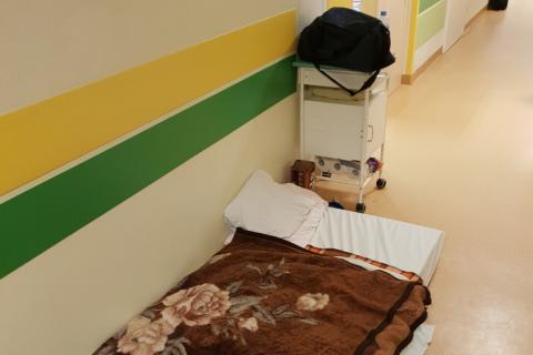 Łóżko pacjenta na szpitalnym korytarzu