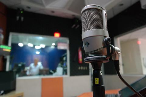 Mikrofon w studiu radiowym