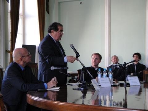 na zdjęciu dr Janusz Kochanowski, sędzia Antonin Scalia i uczestnicy spotkania
