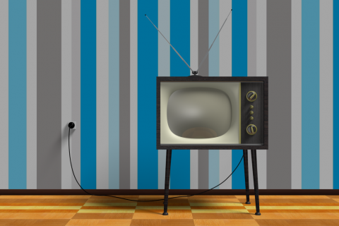Stary telewizor na tle tapety w biało-niebieskie pasy