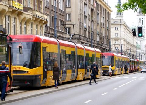 Tramwaje stoją w centrum Warszawy, ludzie idą do pracy piechotą