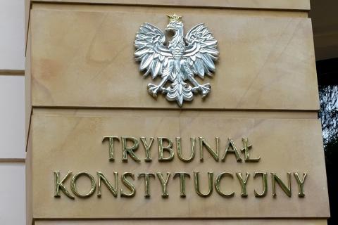 zdjęcie: napis na gmachu TK: Trybunał Konstytucyjny