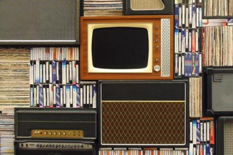 Telewizor i kasety wideo na półkach