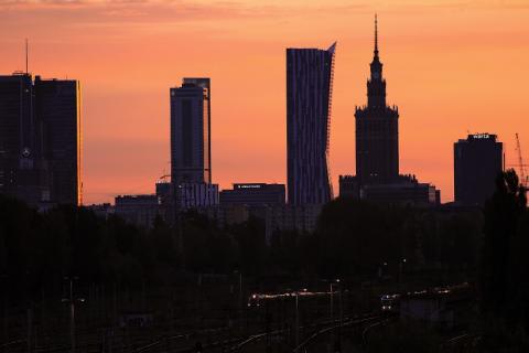 Warszawskie wieżowce z Pałacem Kultury o zachodzie słońca