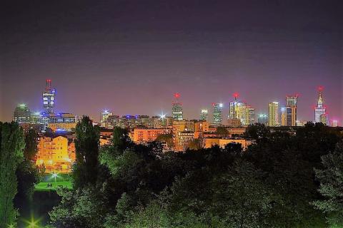 Panorama Warszawy o zmierzchu, wielokolorowe światła