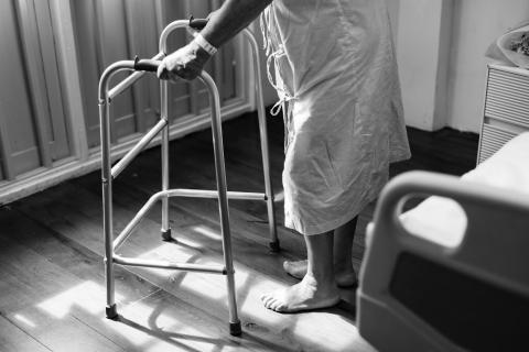 Pacjent opierający się o chodzik