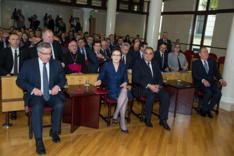 na zdjęciu Prezydent RP Bronisław Komorowski, Prezes Rady Ministrów Ewa Kopacz, Wicemarszałek Sejmu Eugeniusz Grzeszczak, Wicemarszałek Senatu Jan Wyrowiński oraz inni goście dorocznego Zgromadzenia Ogólnego Sędziów TK