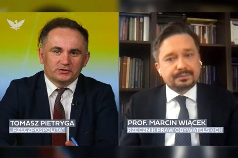 Kadr z nagrania wywiadu z Rzecznikiem, przedstawiający red. Tomasza Pietrygę i Marcina Wiącka